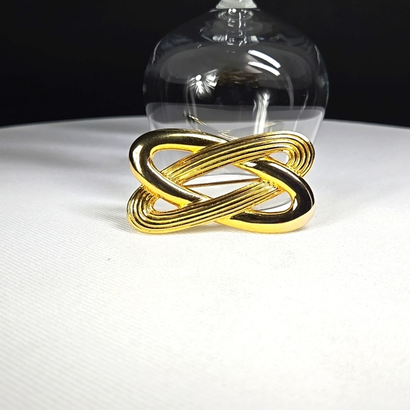 Gold Knot Brooch Pin - Picture 15 of 17